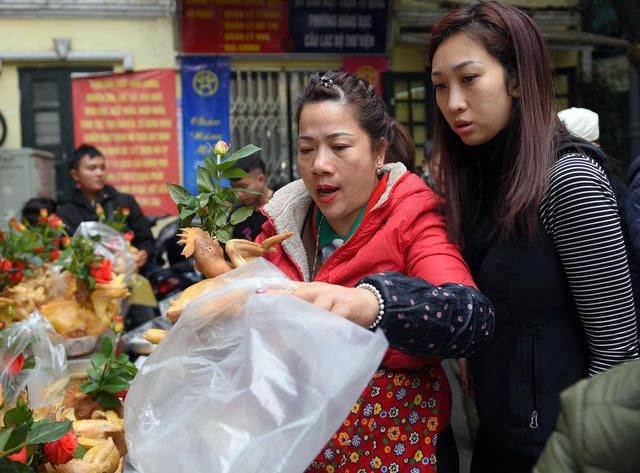 Cảnh mua bán gà luộc sáng 30 Tết ở Hà Nội: Nhân viên dán QR code thanh toán lên áo để kịp phục vụ - Ảnh 8.