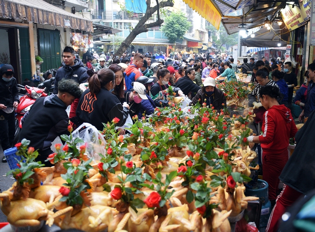 Cảnh mua bán gà luộc sáng 30 Tết ở Hà Nội: Nhân viên dán QR code thanh toán lên áo để kịp phục vụ - Ảnh 7.