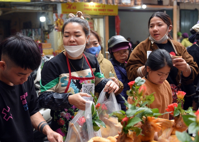 Cảnh mua bán gà luộc sáng 30 Tết ở Hà Nội: Nhân viên dán QR code thanh toán lên áo để kịp phục vụ - Ảnh 4.