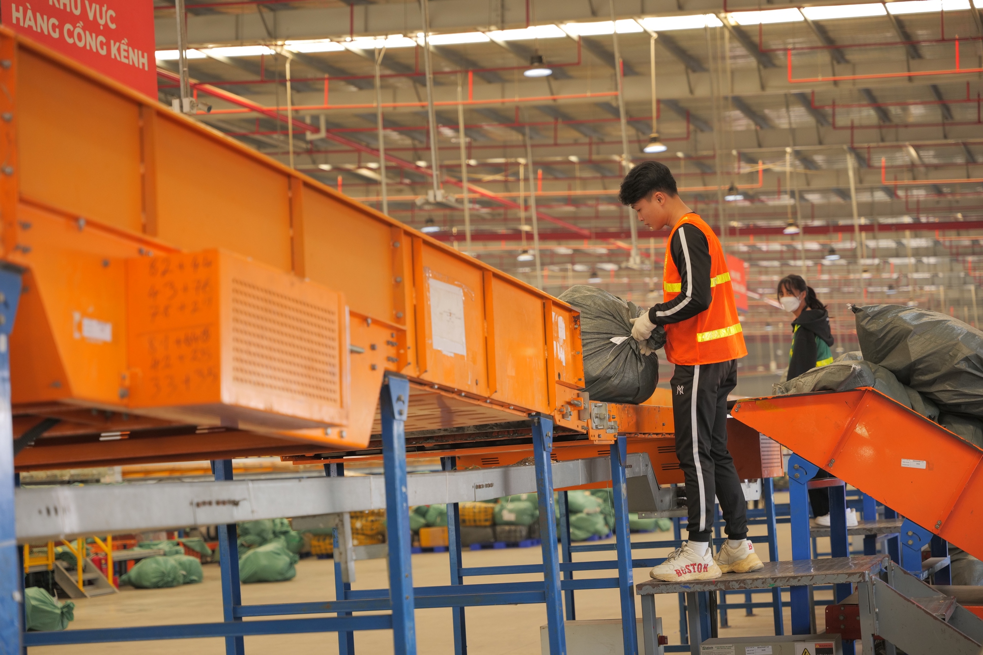 Kho chia chọn triệu USD của GHN tại Hà Nội: Công nghệ tự cân đo trọng lượng, kích thước và phân loại kiện hàng, xử lý tới 3,5 triệu đơn/ngày - Ảnh 10.