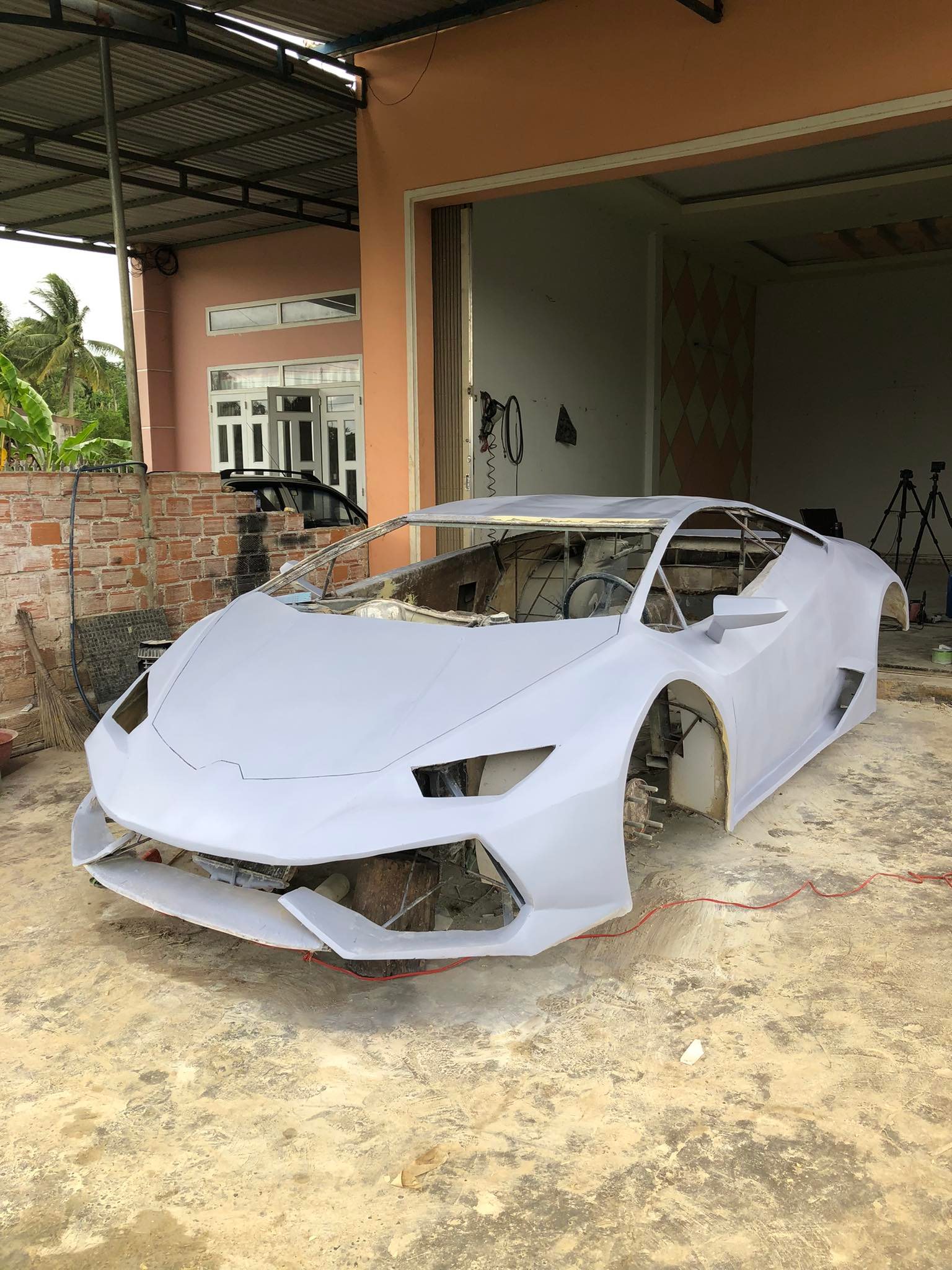 Đôi bạn Tây Nguyên tự chế Lamborghini Huracan khiến cộng đồng quốc tế trầm  trồ: 'Năm tới sẽ chuyển mình để độc lạ nhất Việt Nam'