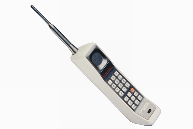 Bạn có biết: Chiếc điện thoại di động đầu tiên trên thế giới có giá tới 10.000 USD! - Ảnh 2.