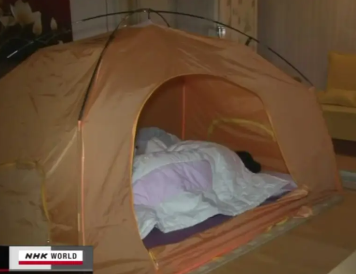 Người Hàn Quốc đặt lều trong phòng ngủ để đối phó giá gas tăng cao - Ảnh 1.