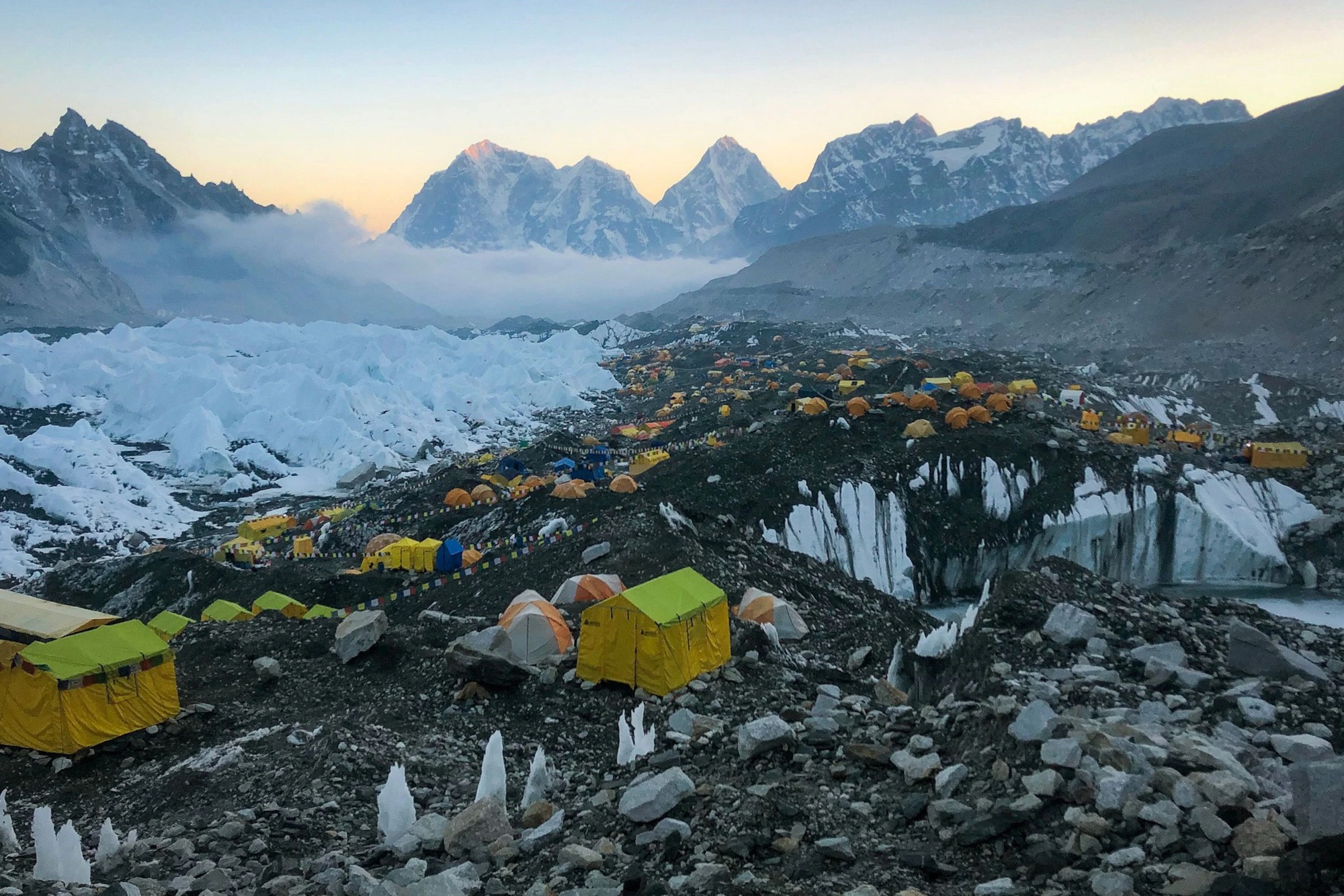 Những điều đáng sợ xảy ra với cơ thể con người tại 'vùng tử thần' của đỉnh Everest - Ảnh 3.