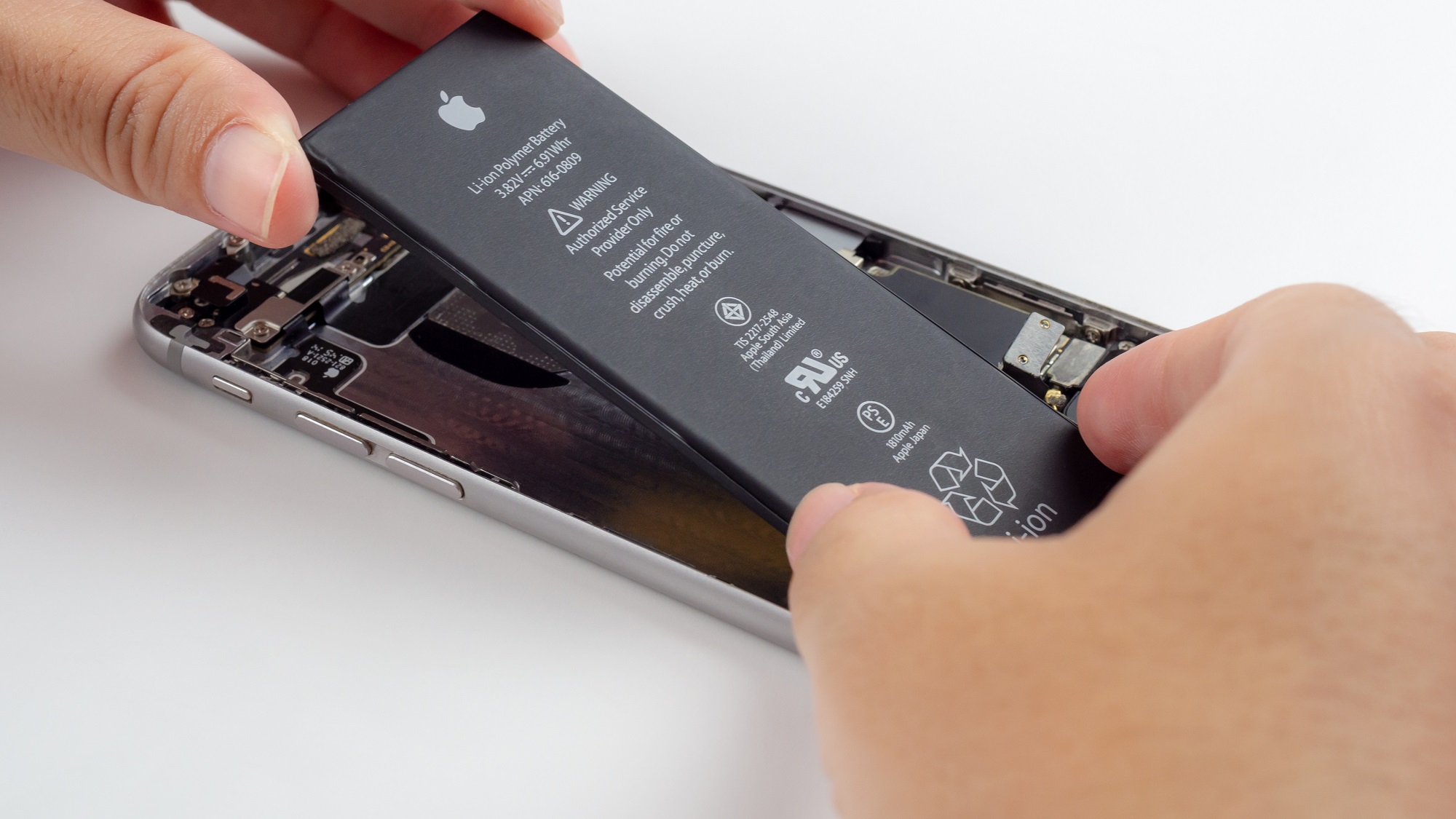 Apple tăng giá thay pin mới cho iPhone, iPad và MacBook - Ảnh 1.
