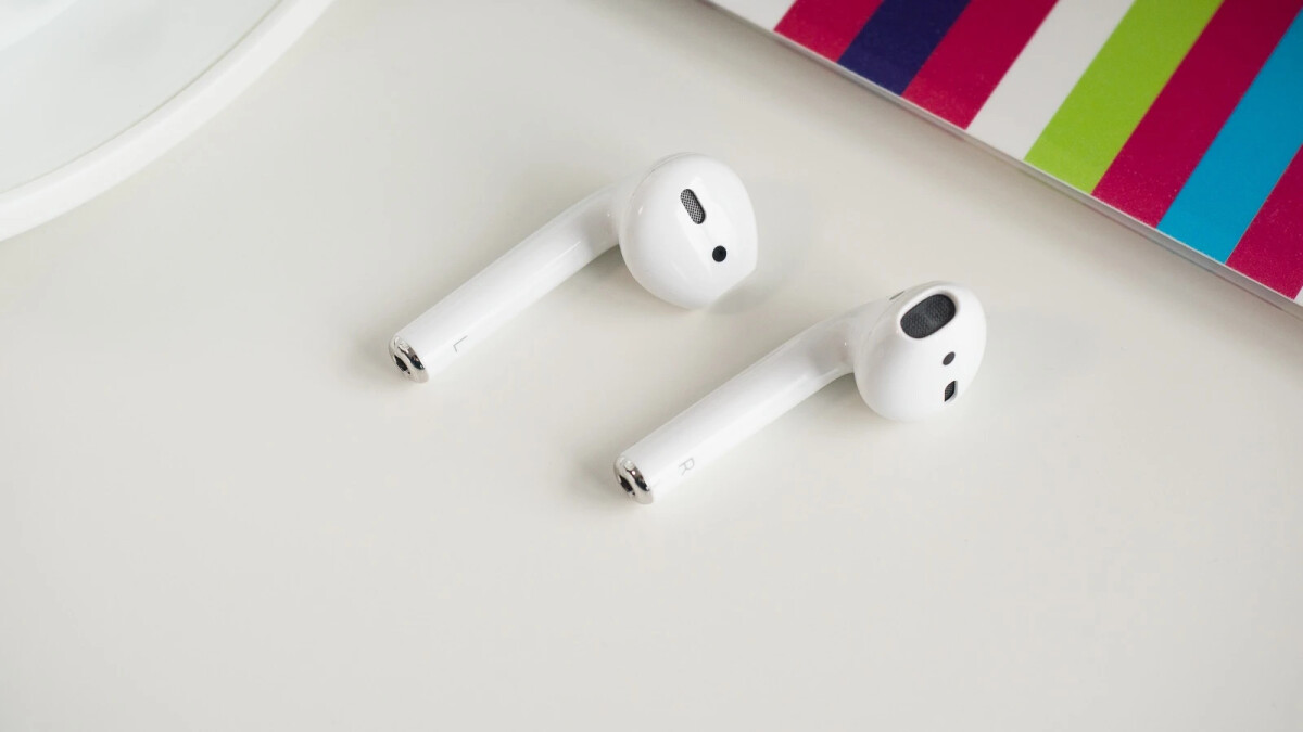 Apple có thể sẽ ra mắt tai nghe AirPods phiên bản giá rẻ - Ảnh 1.