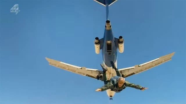 Thử nghiệm độc lạ: Cố ý cho rơi máy bay chở khách xuống đất để thử độ an toàn - Ảnh 2.