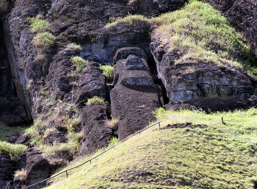 El Gigante: Bức tượng Moai bí ẩn nhất trên đảo Phục Sinh! - Ảnh 1.