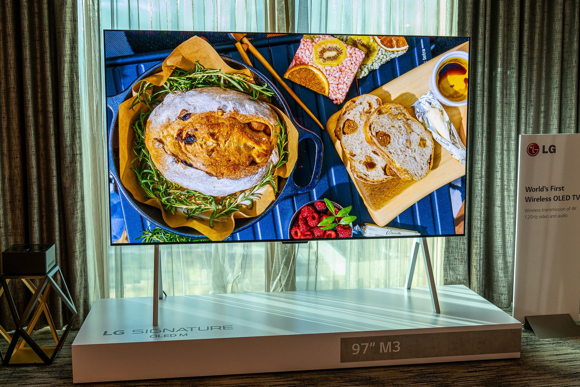 LG ra mắt chiếc TV OLED không dây đầu tiên trên thế giới   - Ảnh 1.