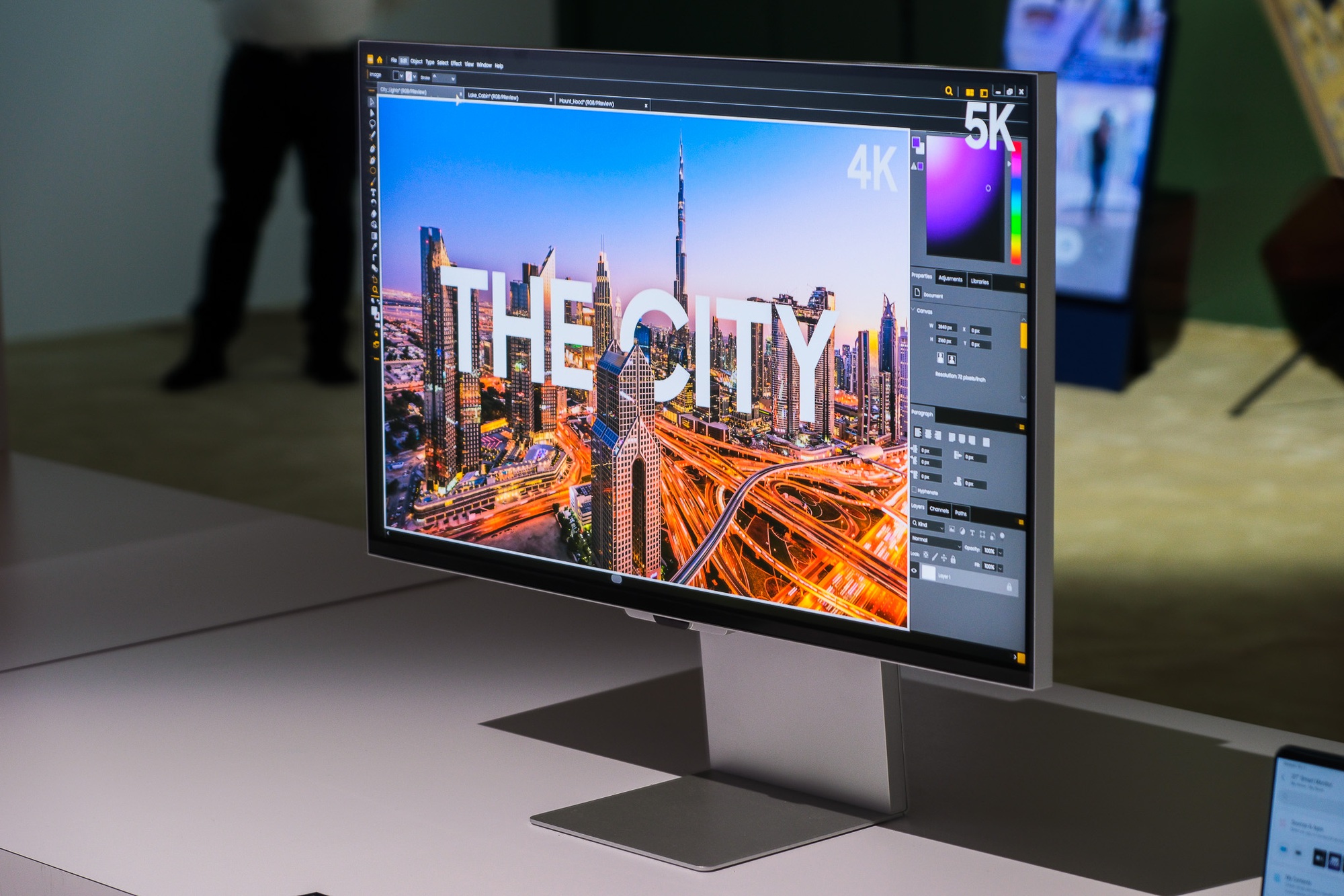 Apple Studio Display &quot;lép vế&quot; trước màn hình 5K mới ra mắt của Samsung - Ảnh 1.