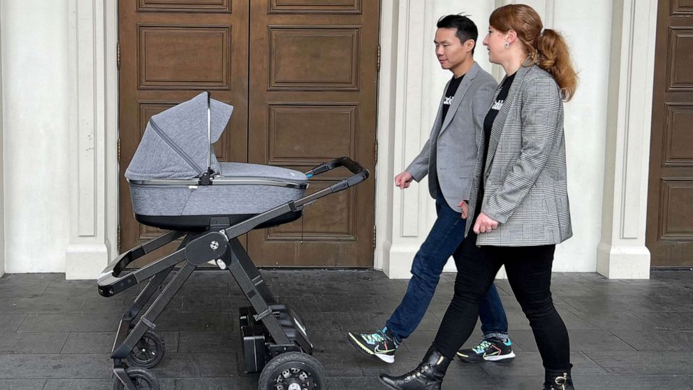 'Độc lạ' xe đẩy em bé: Gắn động cơ điện, tích hợp AI và chế độ tự lái, giá 89 triệu đồng - Ảnh 1.