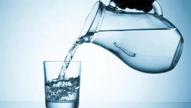 Bạn có thể tử vong vì uống quá nhiều nước? Đây là giải đáp từ các chuyên gia - Ảnh 2.