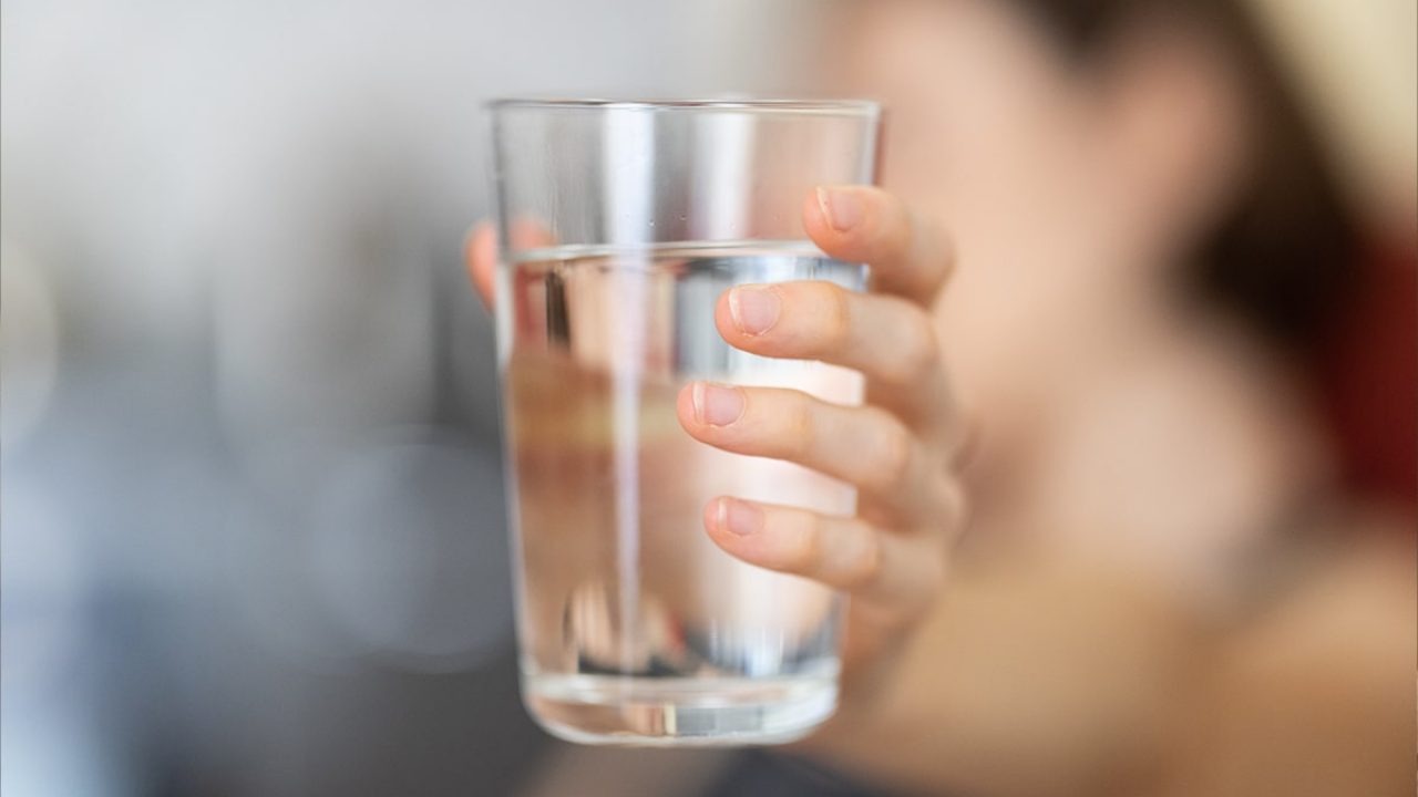Bạn có thể tử vong vì uống quá nhiều nước? Đây là giải đáp từ các chuyên gia - Ảnh 4.