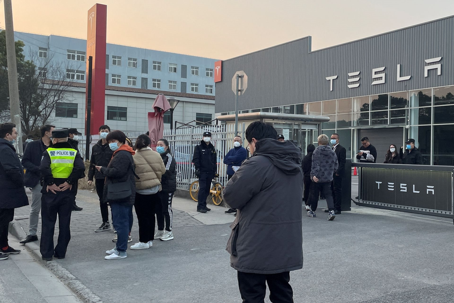 Giảm giá 2 lần trong 3 tháng, đám đông bất bình tụ tập tại nhiều cửa hàng xe Tesla tại Trung Quốc - Ảnh 2.