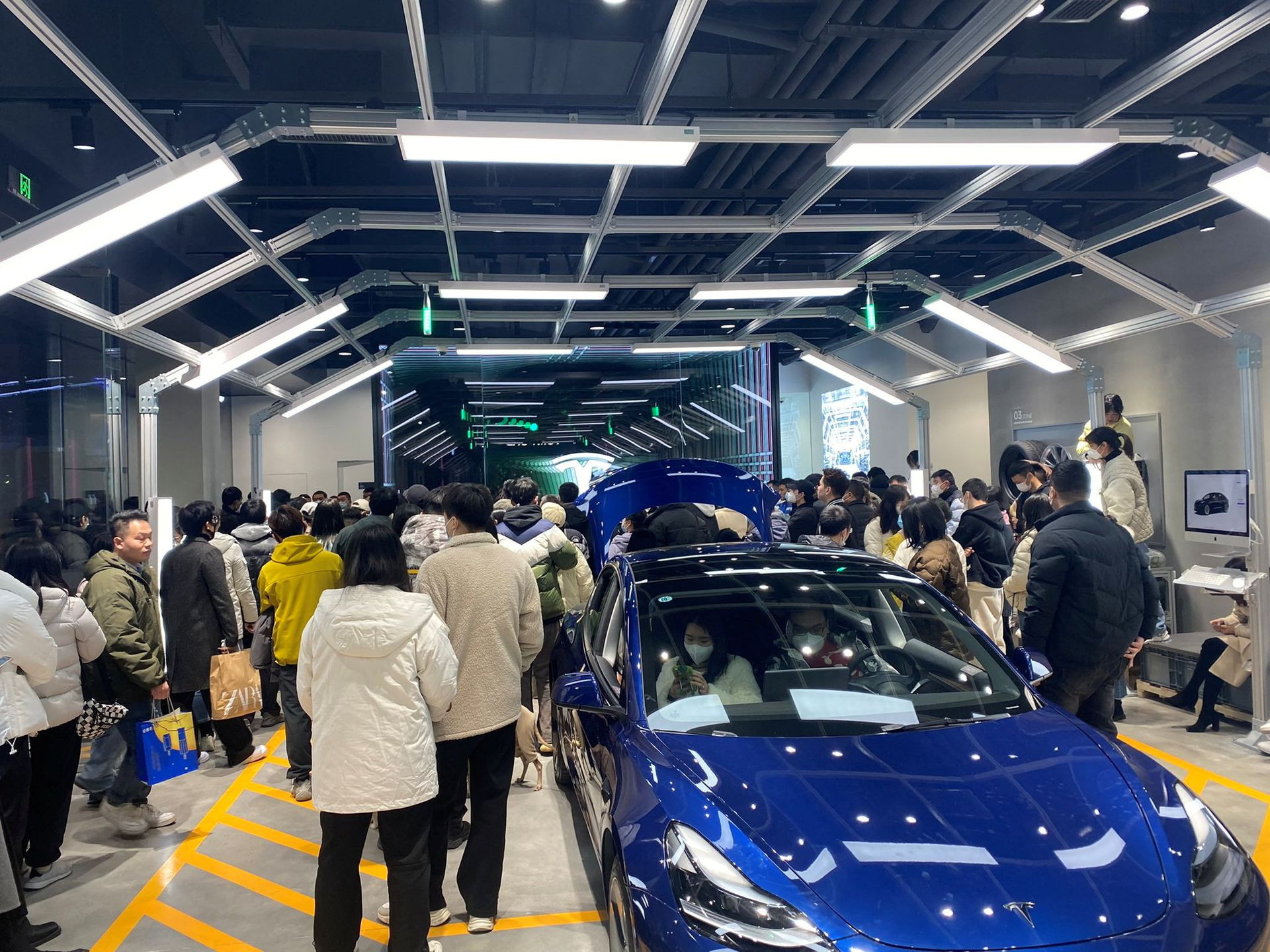 Giảm giá 2 lần trong 3 tháng, đám đông bất bình tụ tập tại nhiều cửa hàng xe Tesla tại Trung Quốc - Ảnh 1.