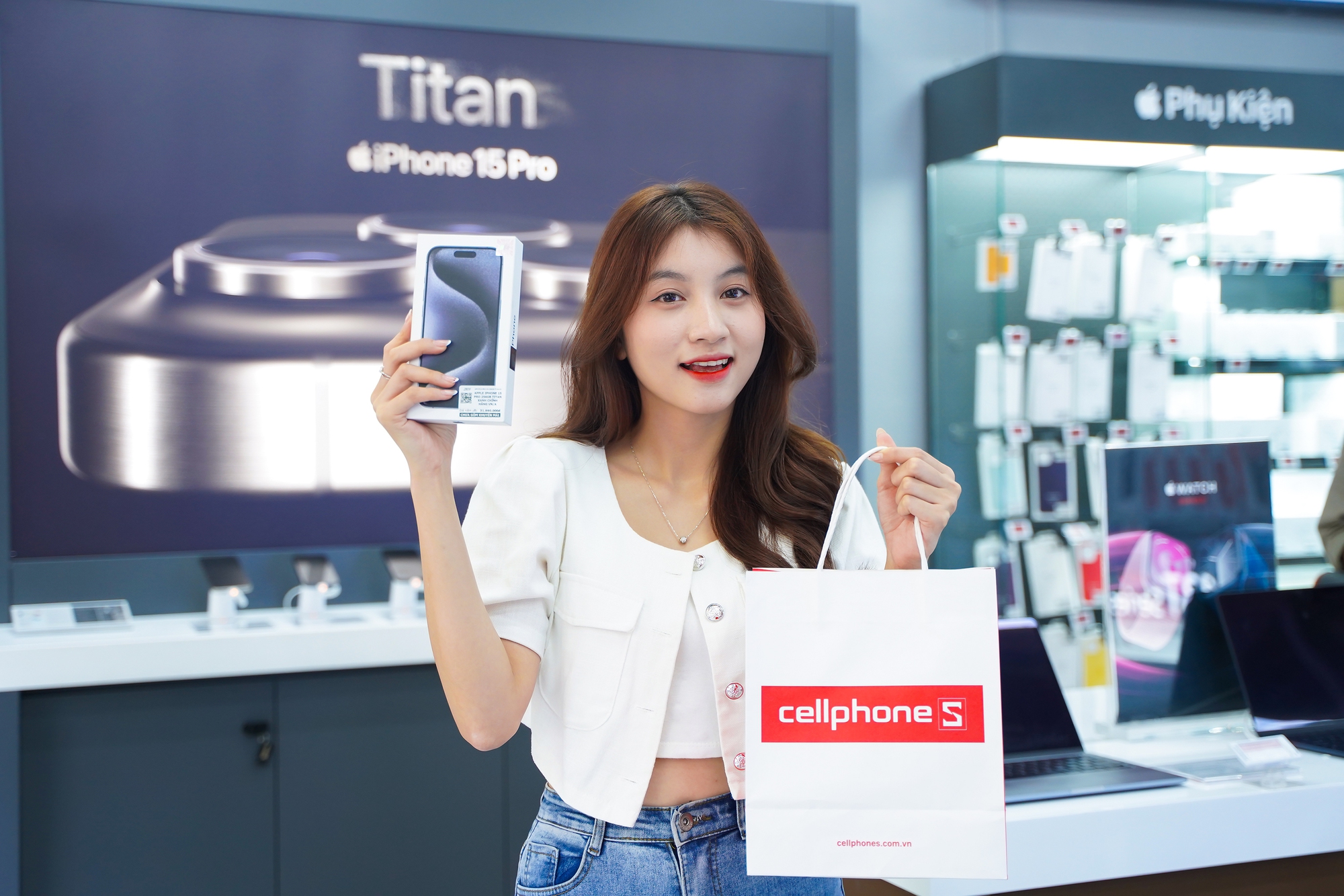 Trên tay mẫu iPhone 15 hot nhất tại Việt Nam: “Cháy hàng” toàn mặt trận, muốn sở hữu phải đợi cả tháng - Ảnh 1.