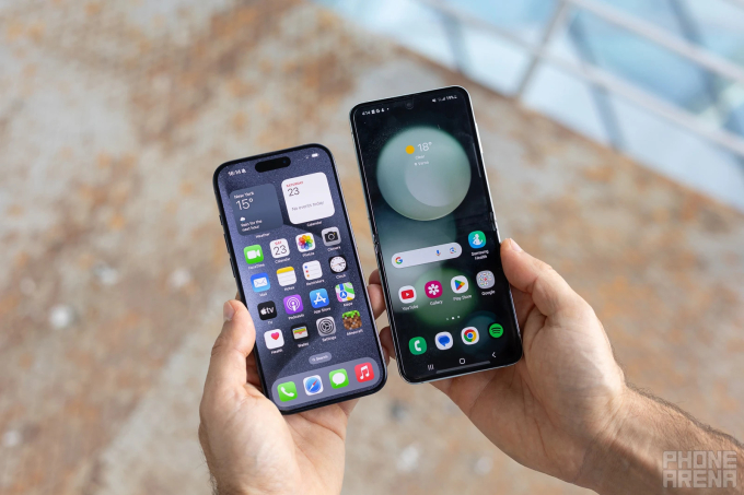 Cuộc đối đầu giữa &quot;Người gác đền&quot; iPhone 15 Pro và &quot;Vua mạo hiểm&quot; Galaxy Z Flip 5: Mua mẫu nào cho xứng cái giá hơn 20 triệu? - Ảnh 1.