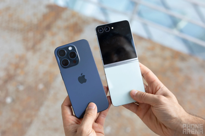Cuộc đối đầu giữa &quot;Người gác đền&quot; iPhone 15 Pro và &quot;Vua mạo hiểm&quot; Galaxy Z Flip 5: Mua mẫu nào cho xứng cái giá hơn 20 triệu? - Ảnh 2.