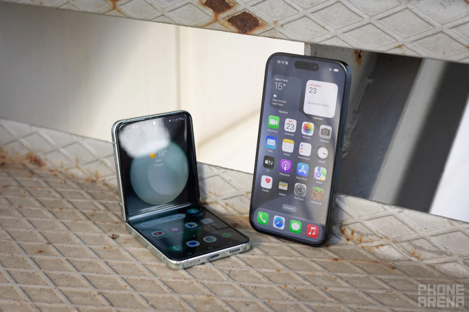 Cuộc đối đầu giữa &quot;Người gác đền&quot; iPhone 15 Pro và &quot;Vua mạo hiểm&quot; Galaxy Z Flip 5: Mua mẫu nào cho xứng cái giá hơn 20 triệu? - Ảnh 4.