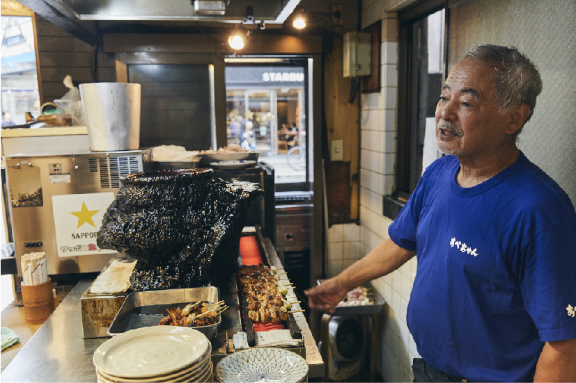 Nhà hàng Nhật nức danh với vại nước sốt 60 năm không cọ rửa, sốt tràn đóng đen thành tảng khách vẫn xếp hàng dài - Ảnh 4.
