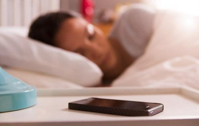 Khi đi ngủ nên bật điện thoại ở chế độ nào để giảm bức xạ? - Ảnh 1.