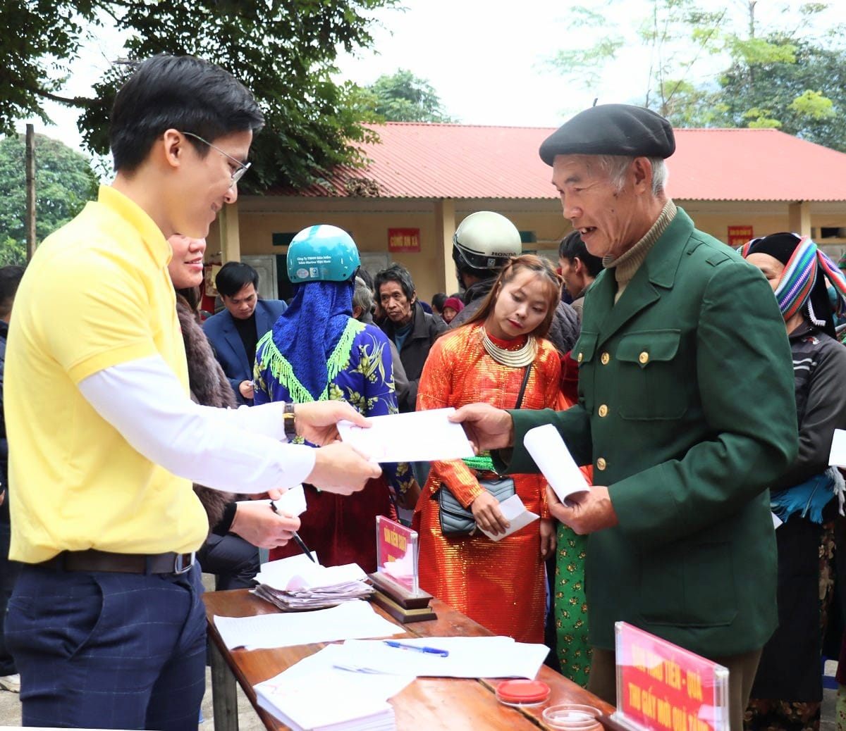 Nối dài hành trình tốt đời đẹp đạo: Vingroup trao học bổng, tặng điểm trường ước mơ, - Ảnh 3.