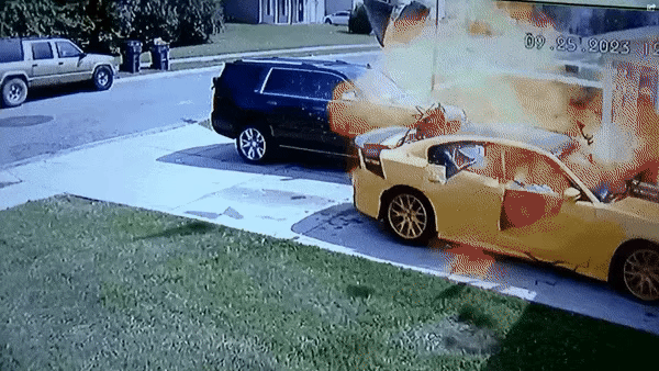 Vừa lên xe đã làm 1 việc sai lầm khiến xe nổ tung, cháy lan sang cả nhà - Ảnh 1.
