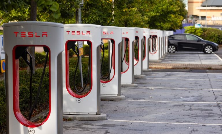 Tesla của Elon Musk “giảm ga”: Báo động đỏ cho tất các các nhà sản xuất xe điện toàn cầu? - Ảnh 1.