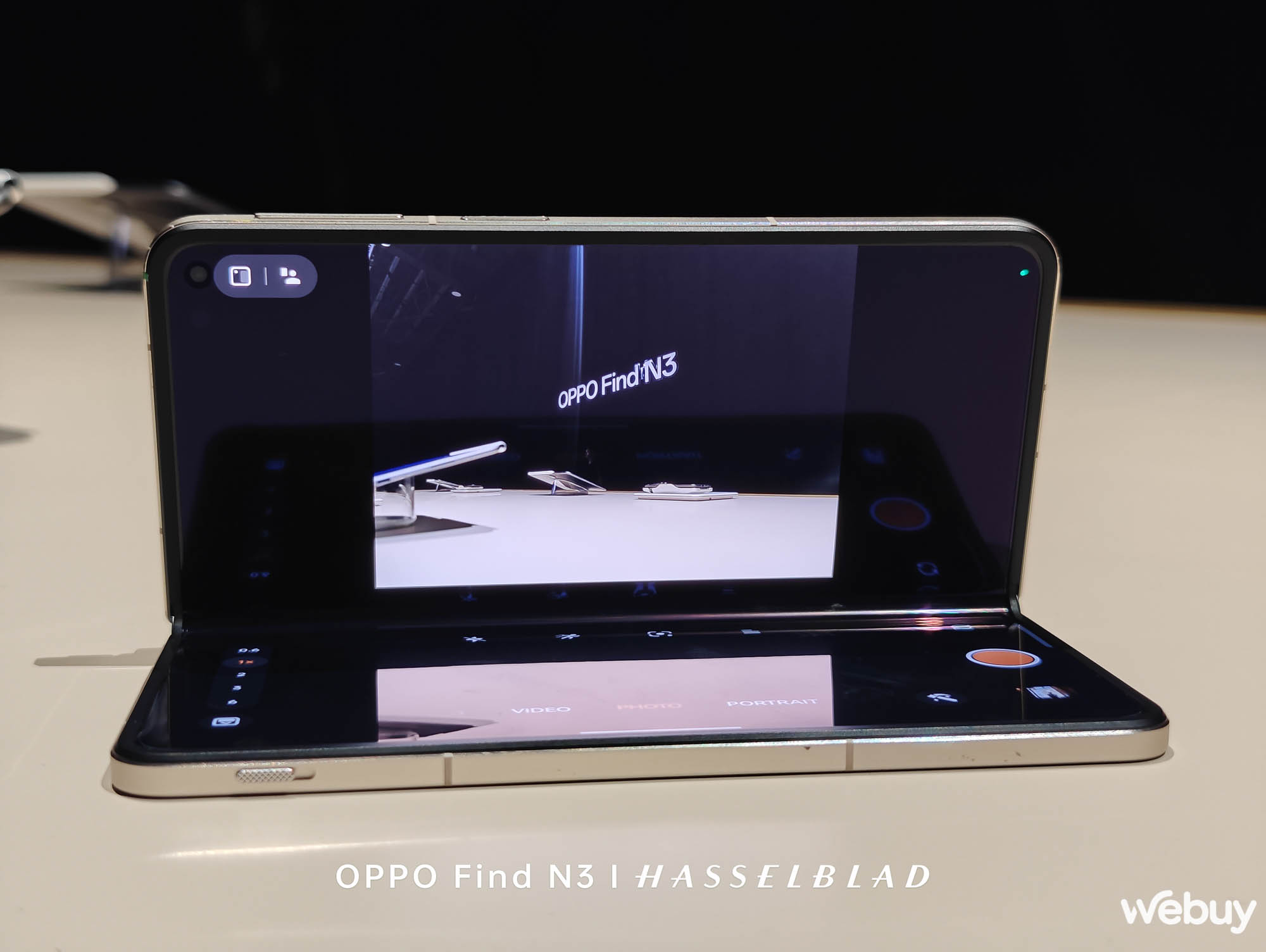 Trên tay OPPO Find N3, chụp bởi OPPO Find N3: Cuối cùng, Samsung đã có đối thủ xứng tầm - Ảnh 14.