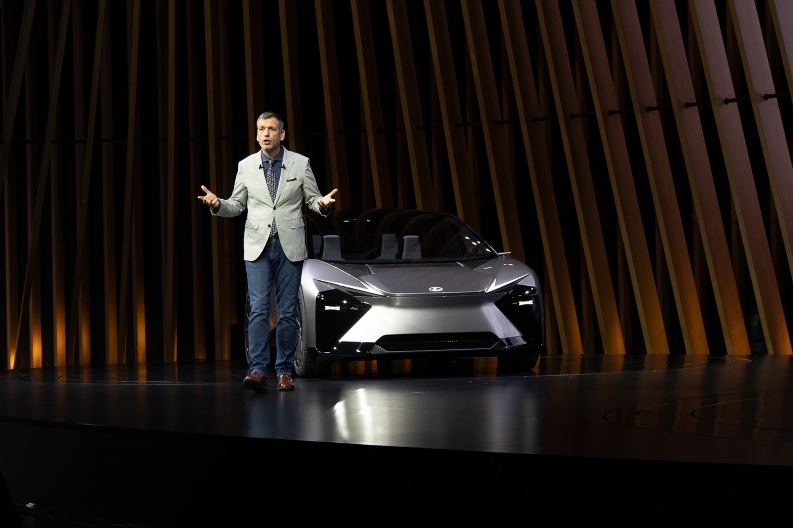 Lexus LF-ZC Concept ra mắt: Bản xem trước của mẫu mới ra mắt năm 2026, đi xa gấp đôi xe điện thông thường - Ảnh 1.
