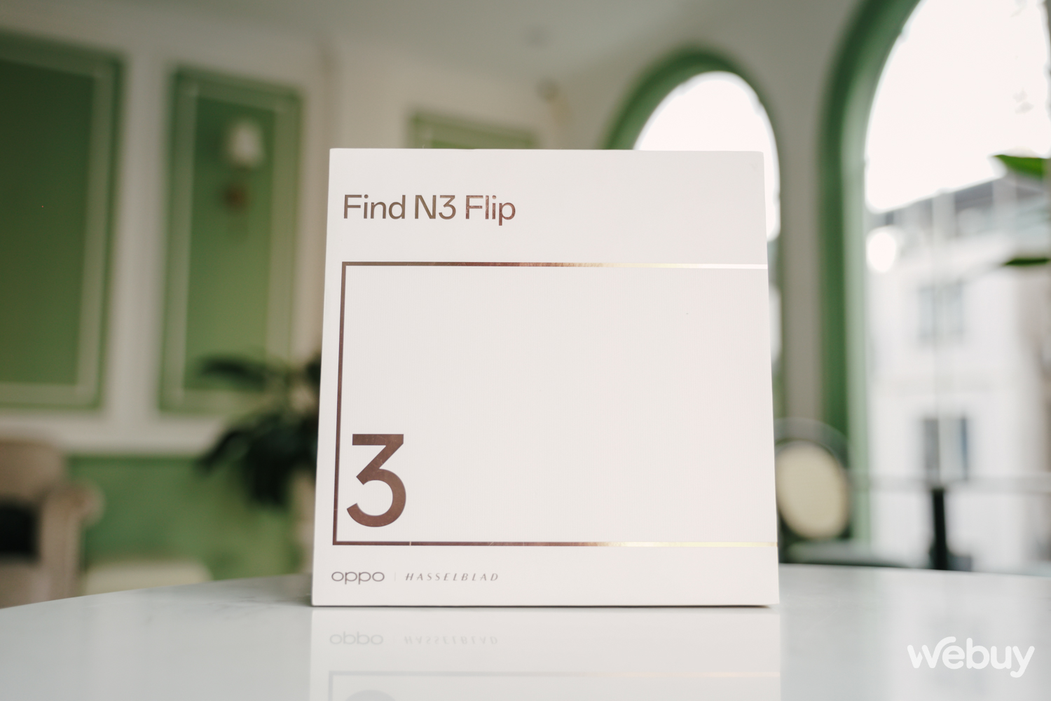 Mở hộp OPPO Find N3 Flip: Smartphone gập dọc đầu tiên với 3 camera sau, vết hằn màn hình rất mờ - Ảnh 2.