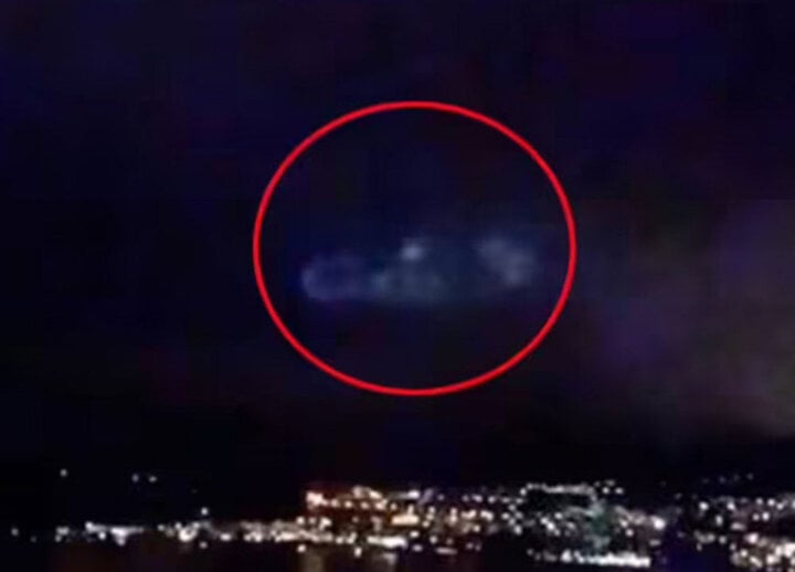 UFO hình đĩa khổng lồ lơ lửng trên hồ nổi tiếng Thụy Sĩ - Ảnh 1.
