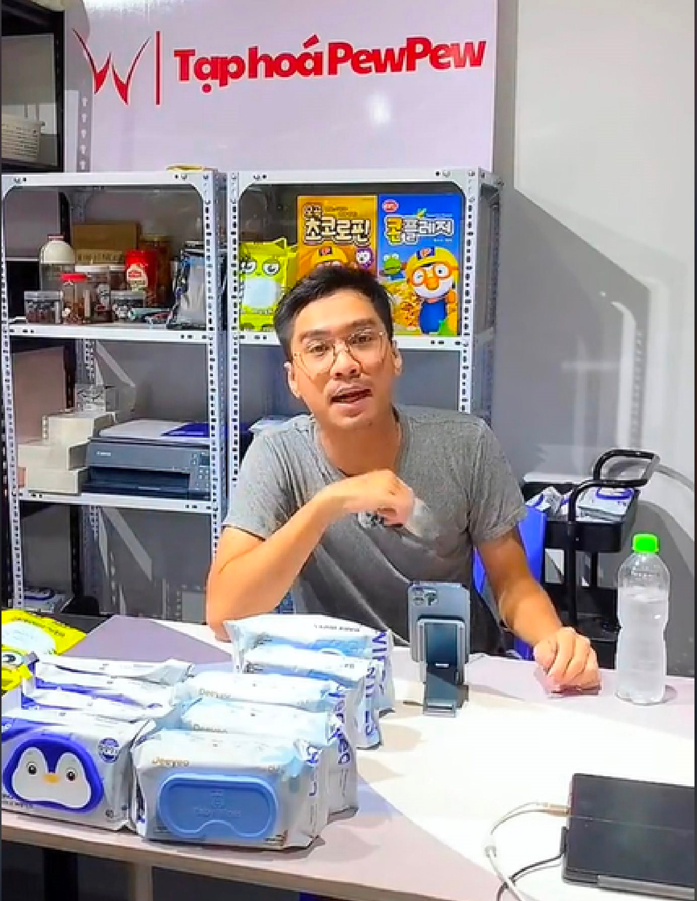 PewPew tiết lộ lý do khởi nghiệp siêu dị trên TikTok với giấy vệ sinh, livestream bằng kỷ vật tình yêu, và chuyện ‘chưa có nhãn hàng nào phải buồn’ - Ảnh 6.