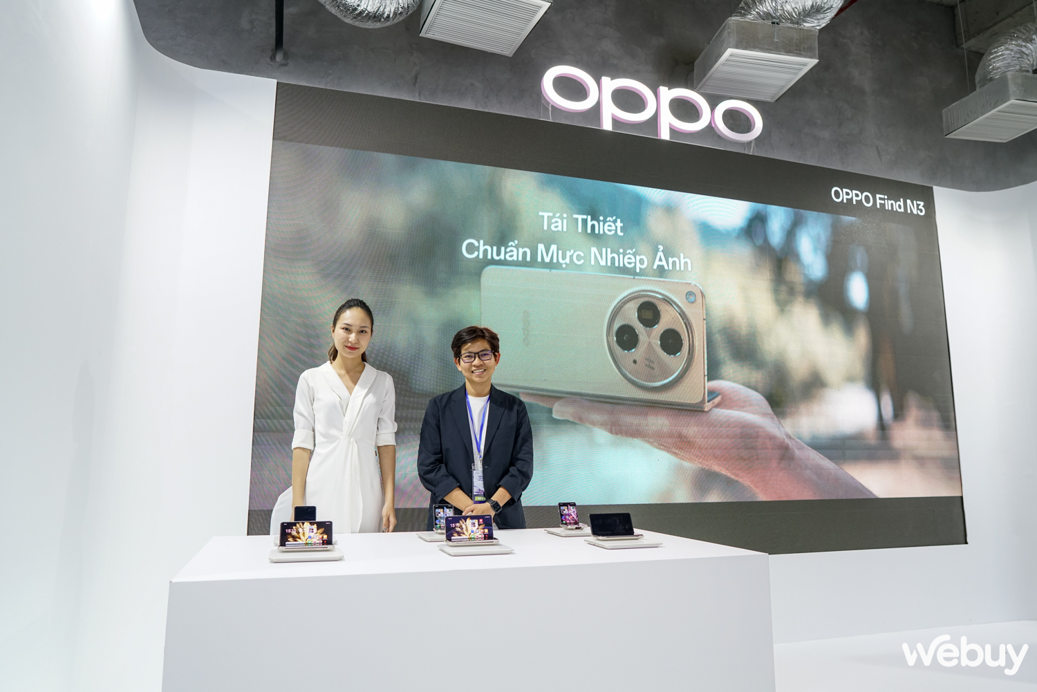 Tham quan quầy trưng bày OPPO tại Triển lãm quốc tế Đổi mới sáng tạo Việt Nam 2023: Chỉ smartphone gập - Ảnh 1.