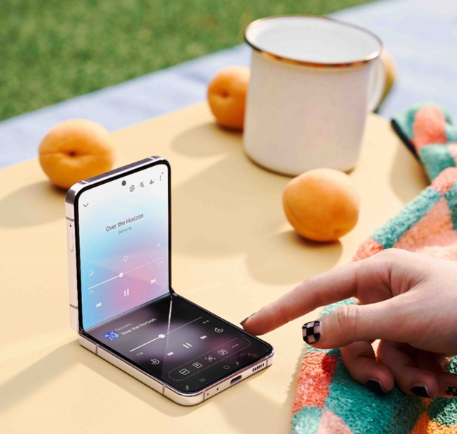 Smartphone gập Samsung Galaxy Z Flip5 - Ảnh 2.