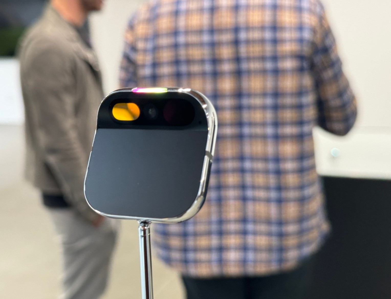 Cựu nhân viên thiết kế Apple ra mắt thiết bị AI: Một chiếc pin cài áo với tham vọng lật đổ thế giới smartphone- Ảnh 1. Cựu nhân viên thiết kế Apple ra mắt thiết bị AI: Một chiếc pin cài áo với tham vọng lật đổ thế giới smartphone- Ảnh 1.