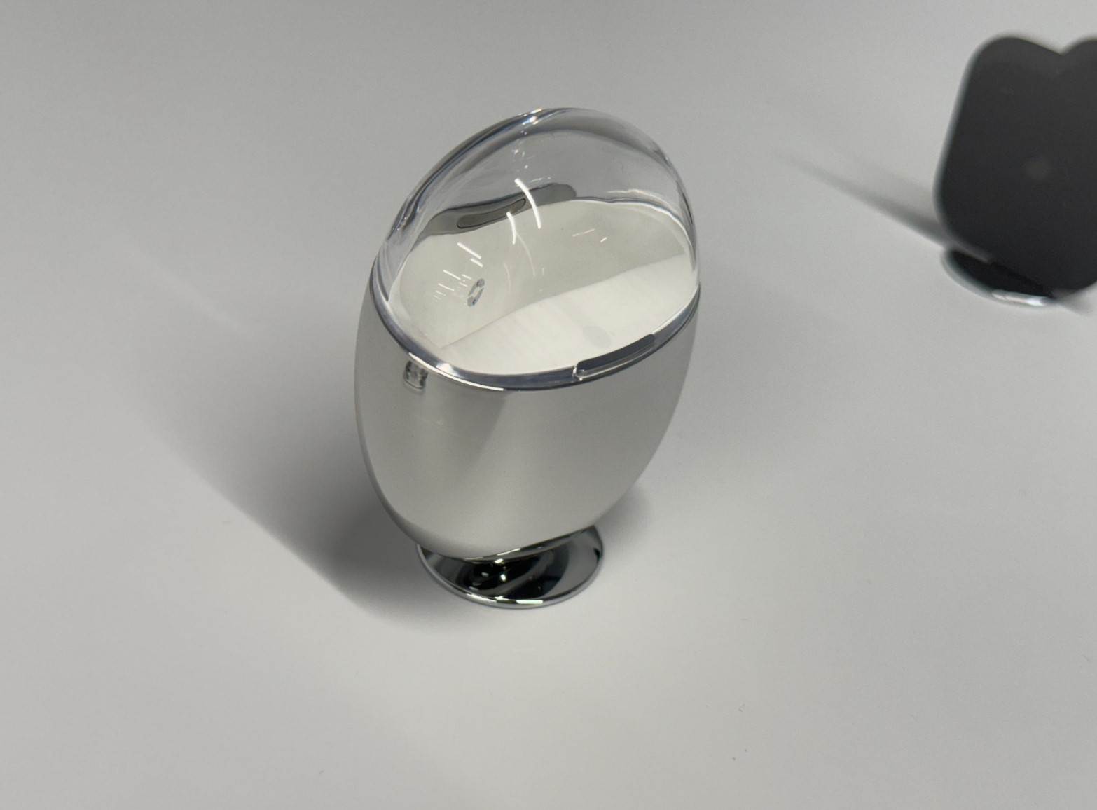 Cựu nhân viên thiết kế Apple ra mắt thiết bị AI: Một chiếc pin cài áo với tham vọng lật đổ thế giới smartphone- Ảnh 3. Cựu nhân viên thiết kế Apple ra mắt thiết bị AI: Một chiếc pin cài áo với tham vọng lật đổ thế giới smartphone- Ảnh 3.