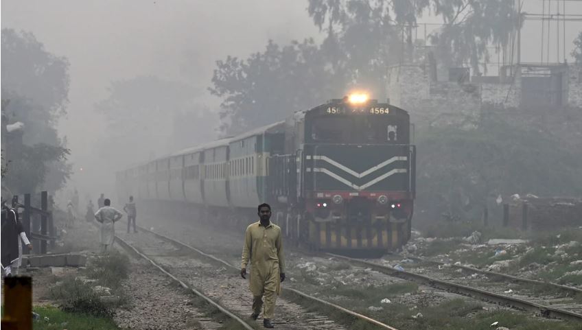 Pakistan: Thành phố 13 triệu dân phải đóng cửa vì không khí độc hại - Ảnh 1.