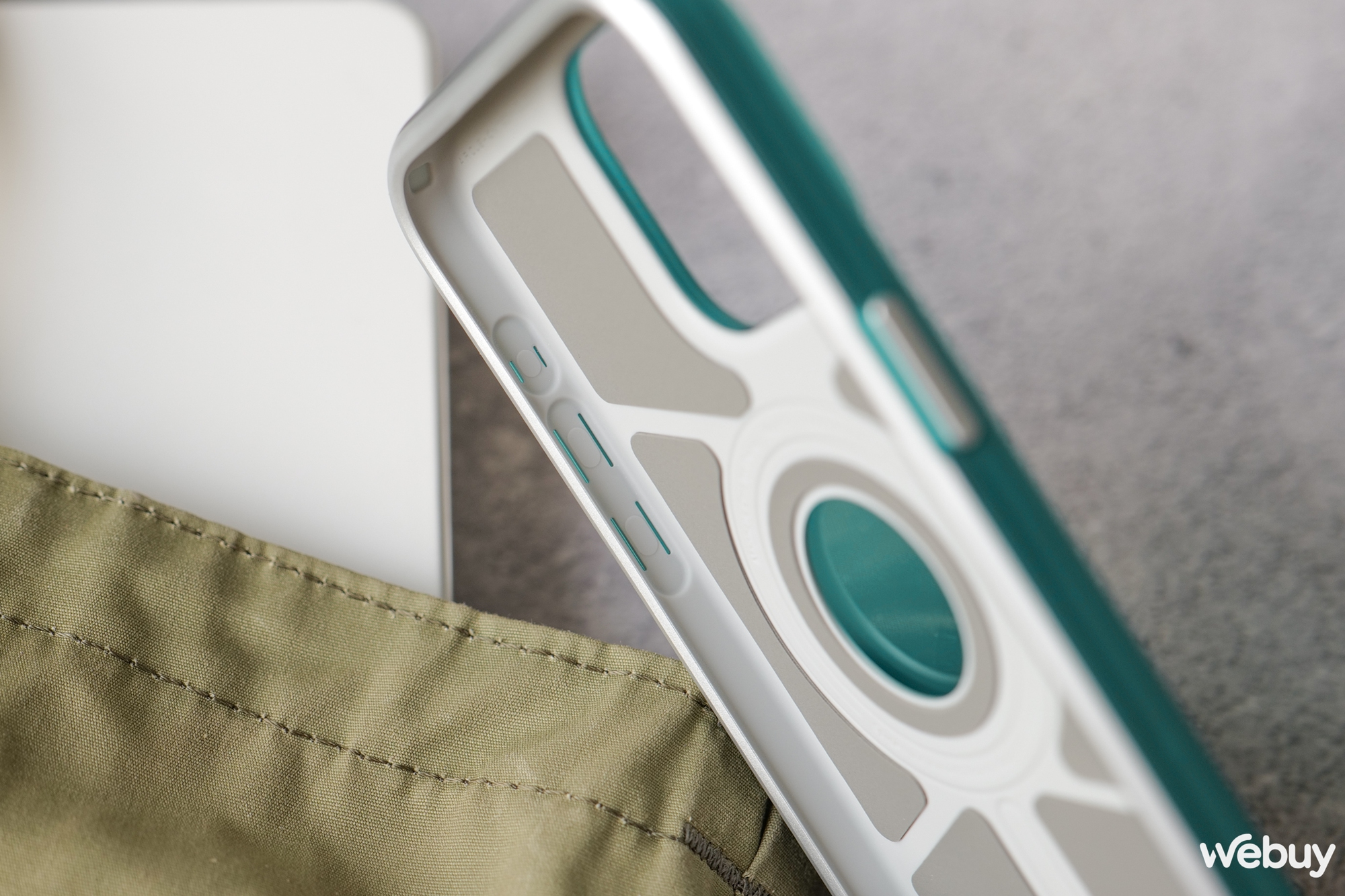 Trên tay 2 mẫu ốp lưng siêu độc lạ của Spigen dành cho iPhone 15 Pro Max- Ảnh 13.