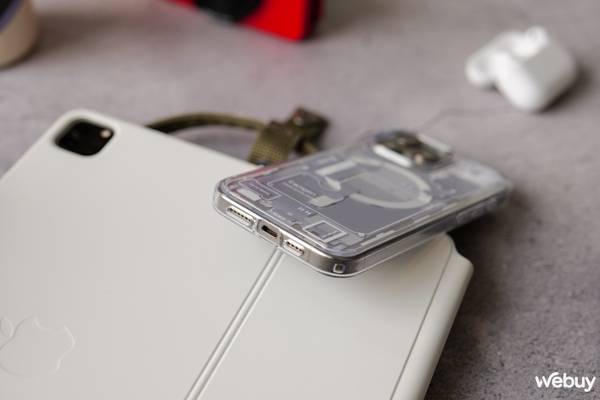 Trên tay 2 mẫu ốp lưng siêu độc lạ của Spigen dành cho iPhone 15 Pro Max- Ảnh 19.