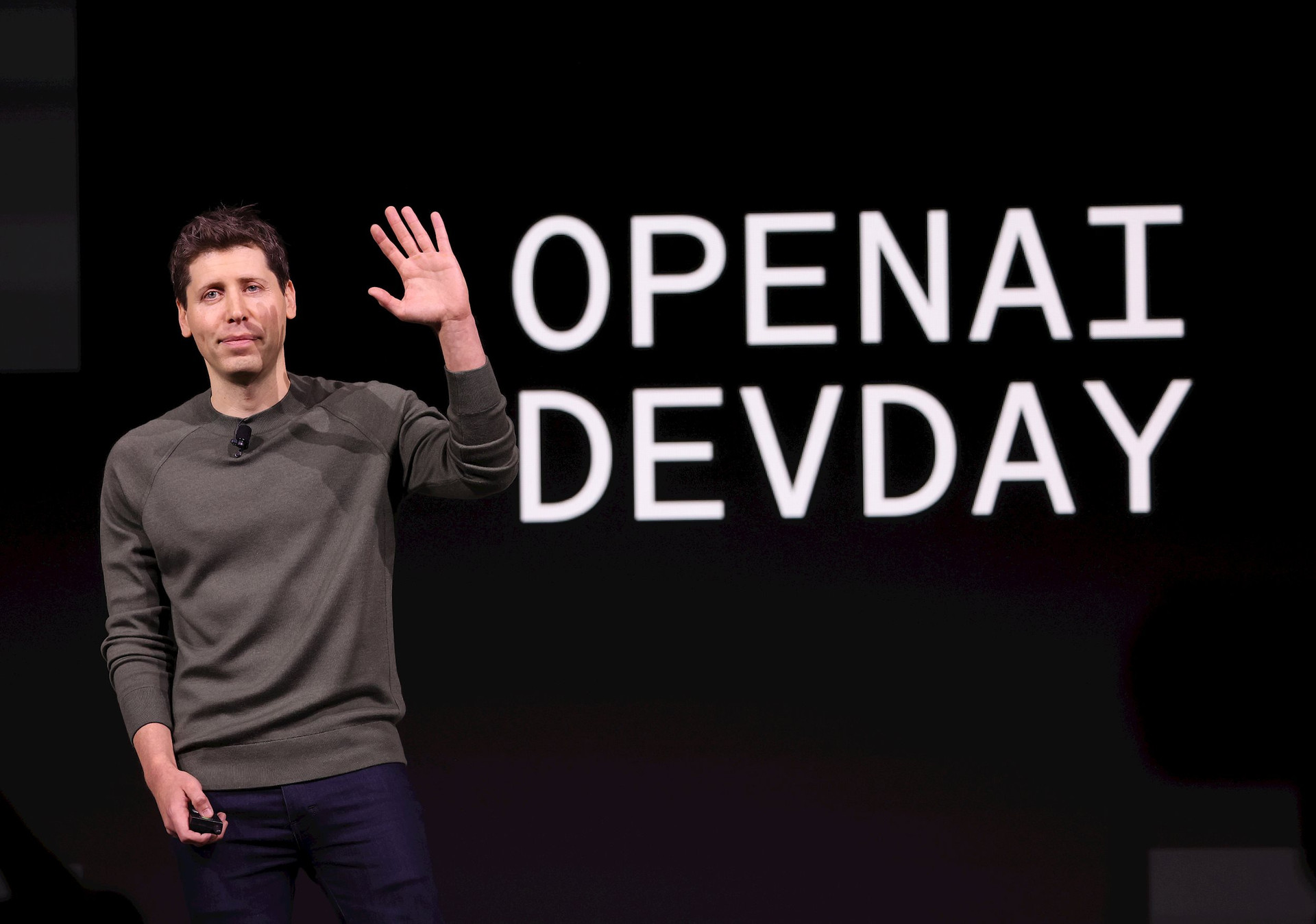 Cái kết có hậu cho drama tại OpenAI: Sam Altman trở lại làm CEO- Ảnh 1.