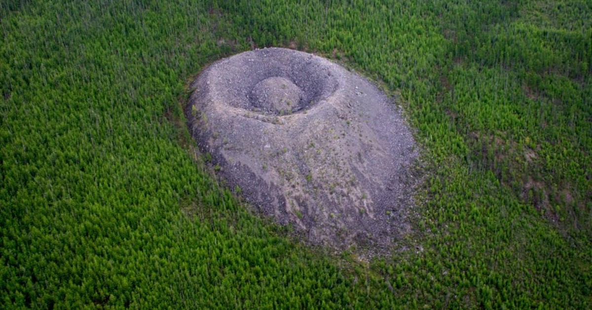 Miệng núi lửa Patomskiy: Kỳ quan thiên nhiên hay tàn tích của UFO cổ đại?- Ảnh 1.