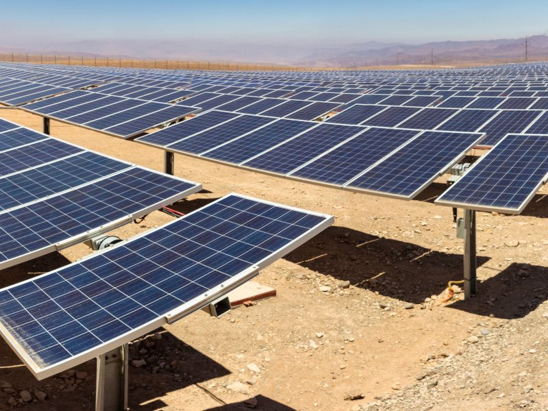 Trung Quốc lại khiến thế giới nể phục: 5.000 người xây nhà máy điện mặt trời lớn nhất toàn cầu gồm 4 triệu tấm pin giữa sa mạc, bán điện giá chỉ hơn 300 đồng/kWh- Ảnh 3.