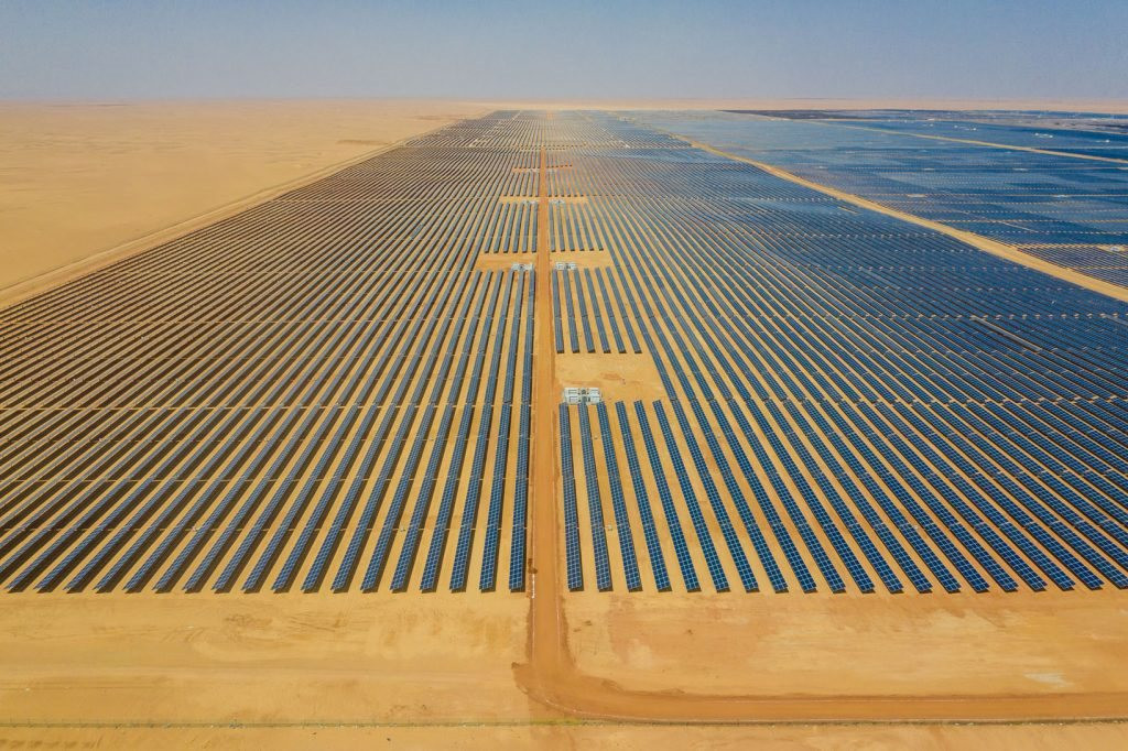 Trung Quốc lại khiến thế giới nể phục: 5.000 người xây nhà máy điện mặt trời lớn nhất toàn cầu gồm 4 triệu tấm pin giữa sa mạc, bán điện giá chỉ hơn 300 đồng/kWh- Ảnh 1.