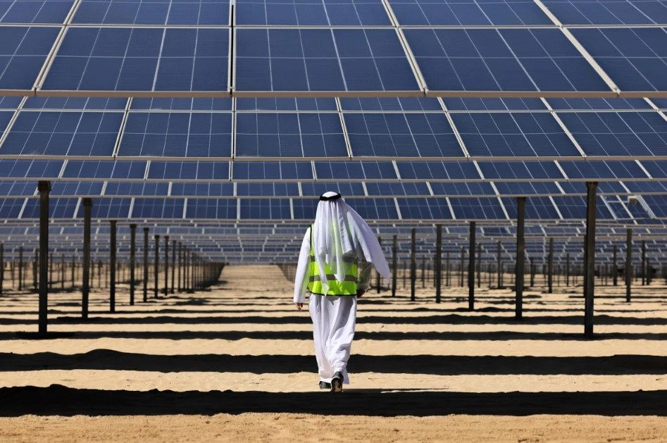 Trung Quốc lại khiến thế giới nể phục: 5.000 người xây nhà máy điện mặt trời lớn nhất toàn cầu gồm 4 triệu tấm pin giữa sa mạc, bán điện giá chỉ hơn 300 đồng/kWh- Ảnh 2.