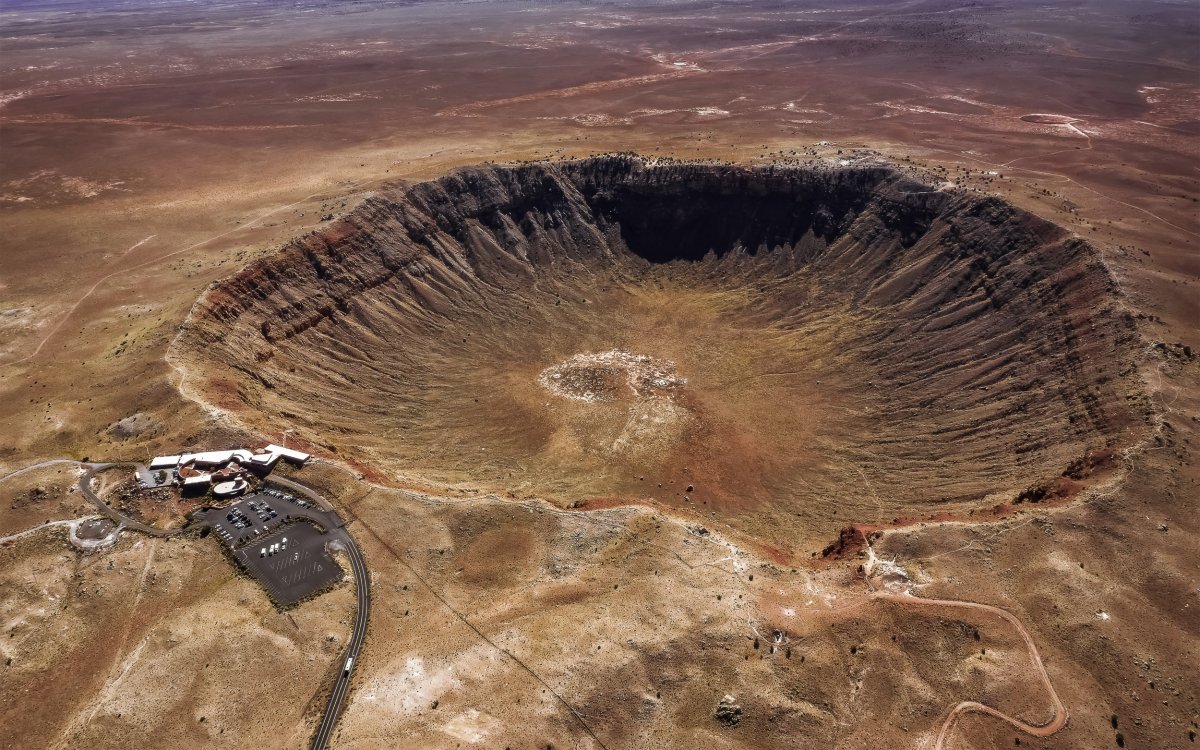 Khám phá nơi ẩn giấu miệng núi lửa va chạm lớn nhất và lâu đời nhất thế giới? - Ảnh 1.