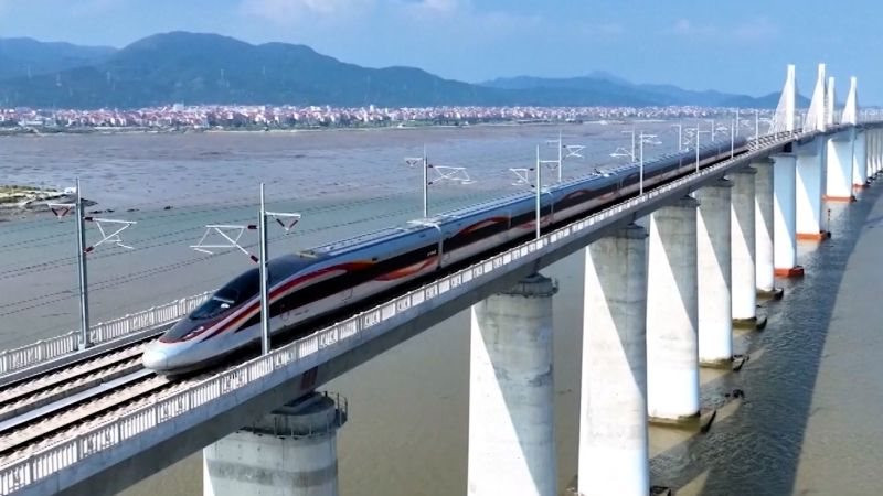 Công nghệ xây đường sắt “khủng” của láng giềng Việt Nam: Xây cao tốc vượt biển tốc độ tới 350km/h, vượt sóng gió, chống mòn - Ảnh 1.