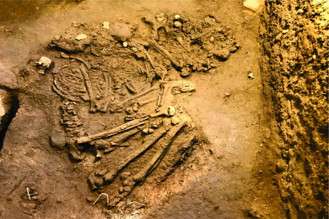 Điều chưa biết về di cốt người vừa được phát hiện có niên đại 10.000 năm trước ở Hà Nam - Ảnh 1.