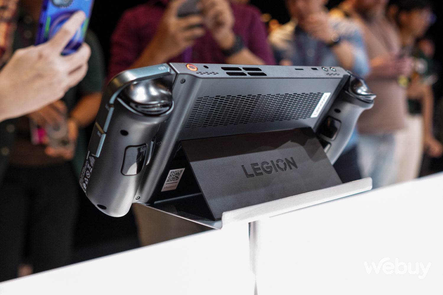 Trên tay máy chơi game cầm tay Lenovo Legion Go: Màn hình lớn 8.8 inch, tay cầm có thể tháo rời - Ảnh 10.