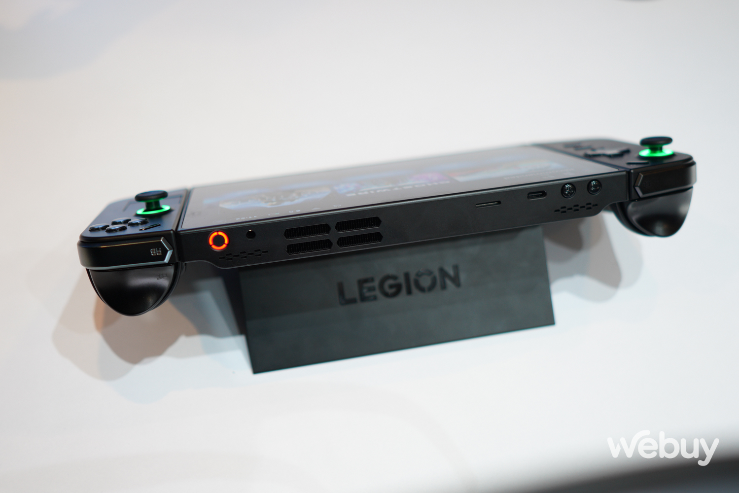 Đây là máy chơi game cầm tay Lenovo Legion Go: Màn hình lớn 8.8 inch, tay cầm có thể tháo rời - Ảnh 7.